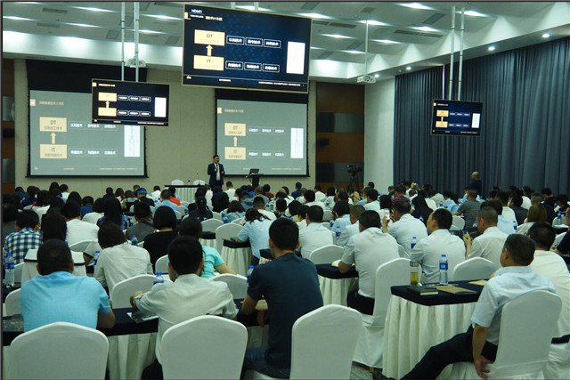 公司各級管理人員認真學習