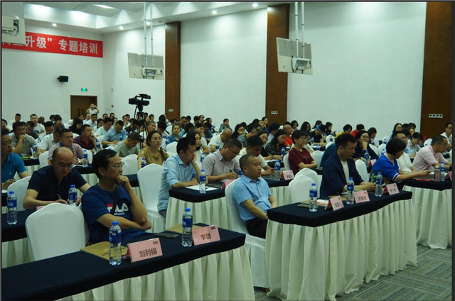 公司各級管理人員認真學習