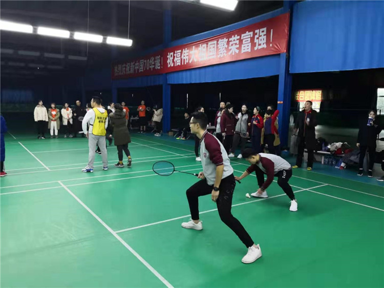 東辰集團2019年員工羽毛球比賽隊員們奮力拼搏