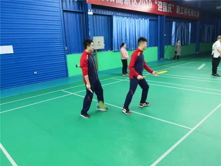 東辰集團2019年員工羽毛球比賽隊員們奮力拼搏