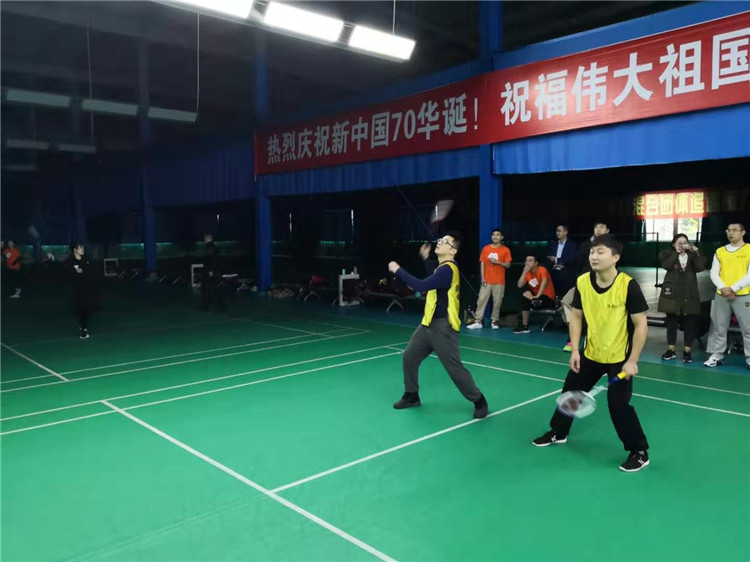 東辰集團2019年員工羽毛球比賽隊員們奮力拼搏