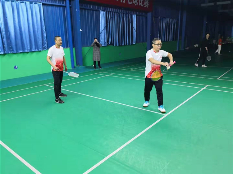 東辰集團2019年員工羽毛球比賽隊員們奮力拼搏