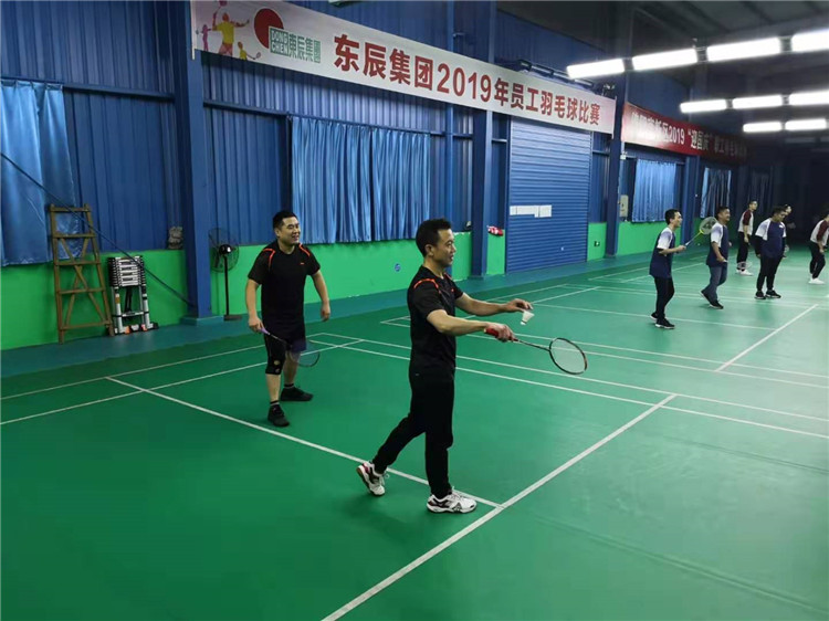 東辰集團2019年員工羽毛球比賽隊員們奮力拼搏