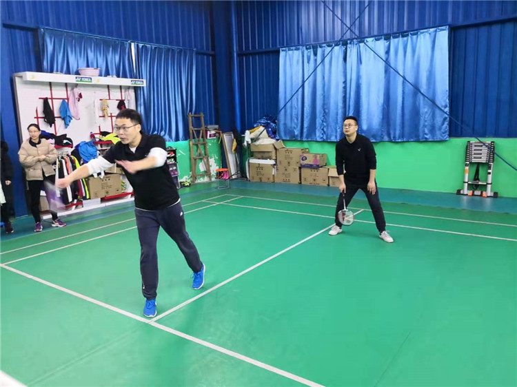 東辰集團2019年員工羽毛球比賽隊員們奮力拼搏