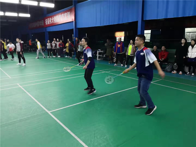 東辰集團2019年員工羽毛球比賽隊員們奮力拼搏