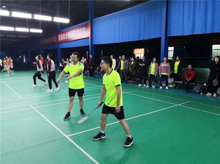 東辰集團2019年員工羽毛球比賽隊員們奮力拼搏