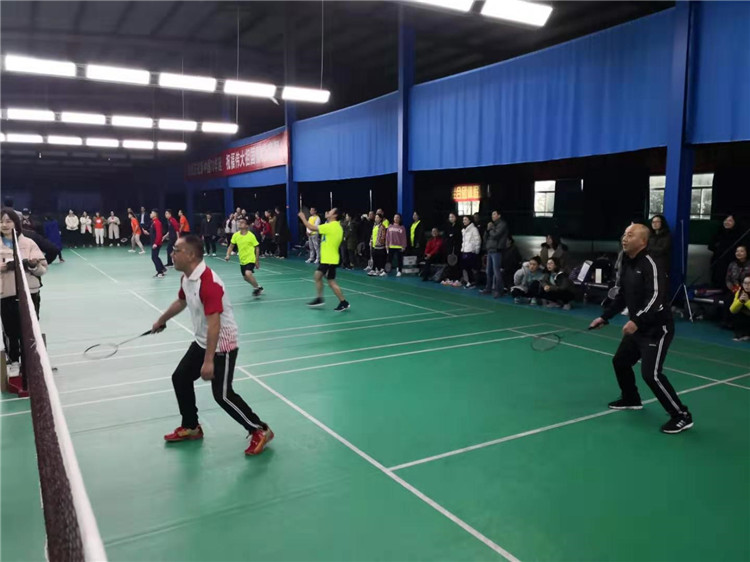 東辰集團2019年員工羽毛球比賽隊員們奮力拼搏