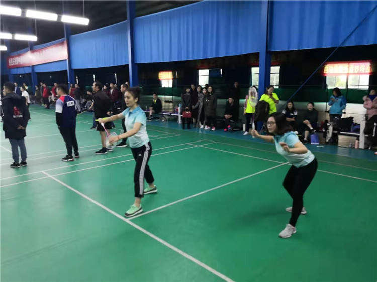 東辰集團2019年員工羽毛球比賽隊員們奮力拼搏