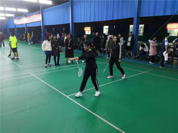 東辰集團2019年員工羽毛球比賽隊員們奮力拼搏