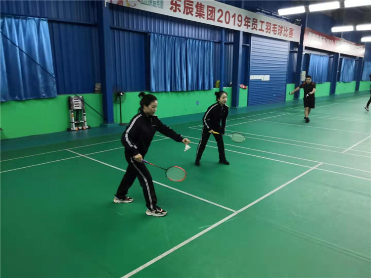 東辰集團2019年員工羽毛球比賽隊員們奮力拼搏