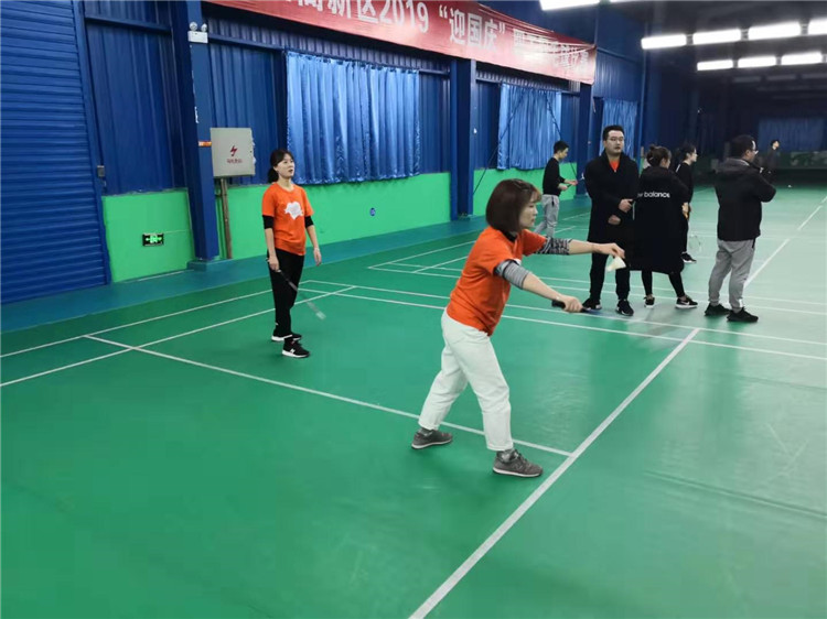 東辰集團2019年員工羽毛球比賽隊員們奮力拼搏