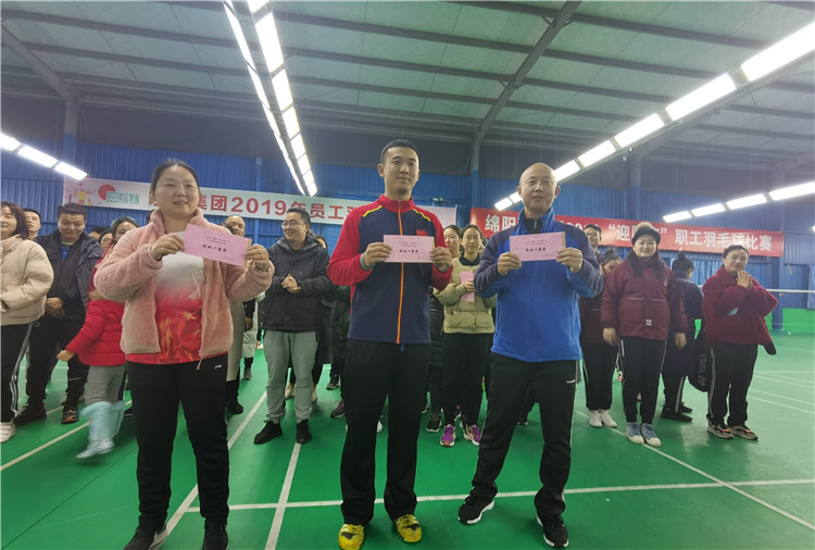 東辰集團2019年員工羽毛球比賽參賽隊伍代表留念