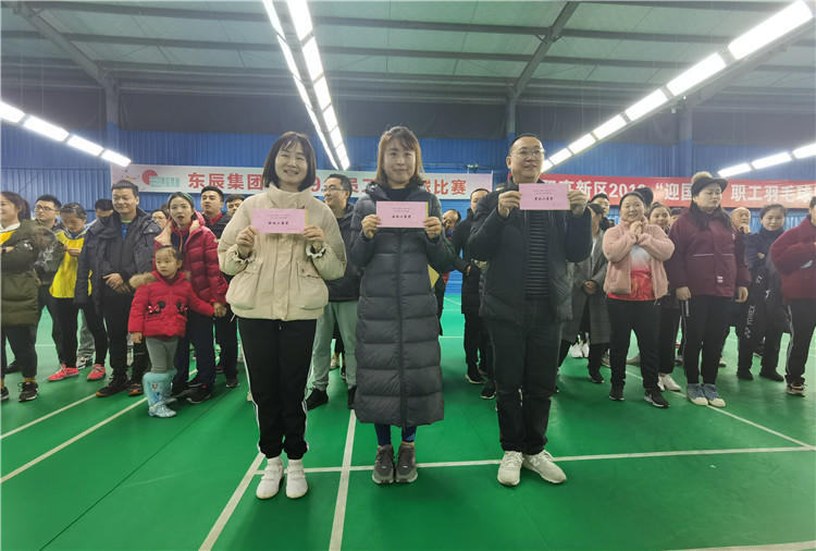 東辰集團2019年員工羽毛球比賽參賽隊伍代表留念